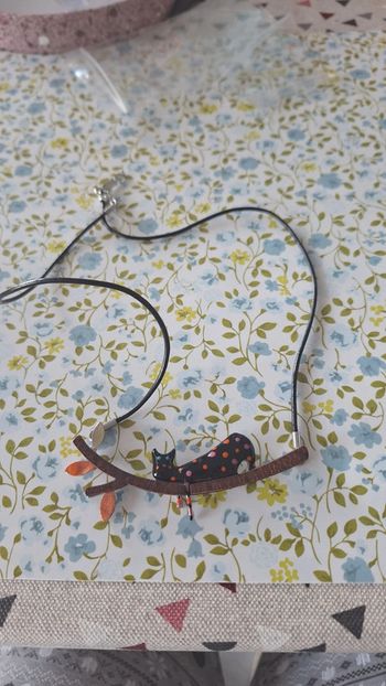 Collier 🐱 chat sur sa branche