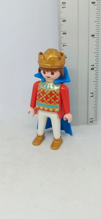 Homme prince avec haut rouge et cape bleue playmobil