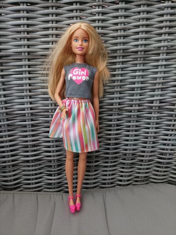 Jolie Barbie "girl power"