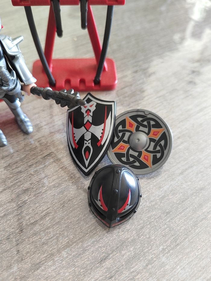 Chevalier playmobil et ses armes en très bon état - photo numéro 2