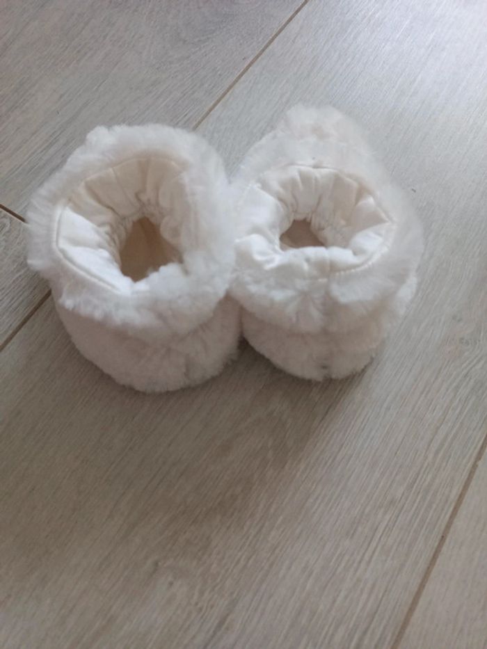 Chaussons blancs 17/18 neufs - photo numéro 2