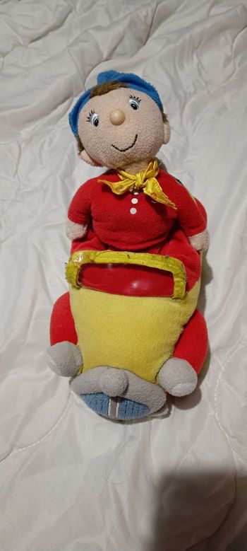 Peluche oui oui et sa voiture