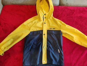 Parka jaune et bleu marine