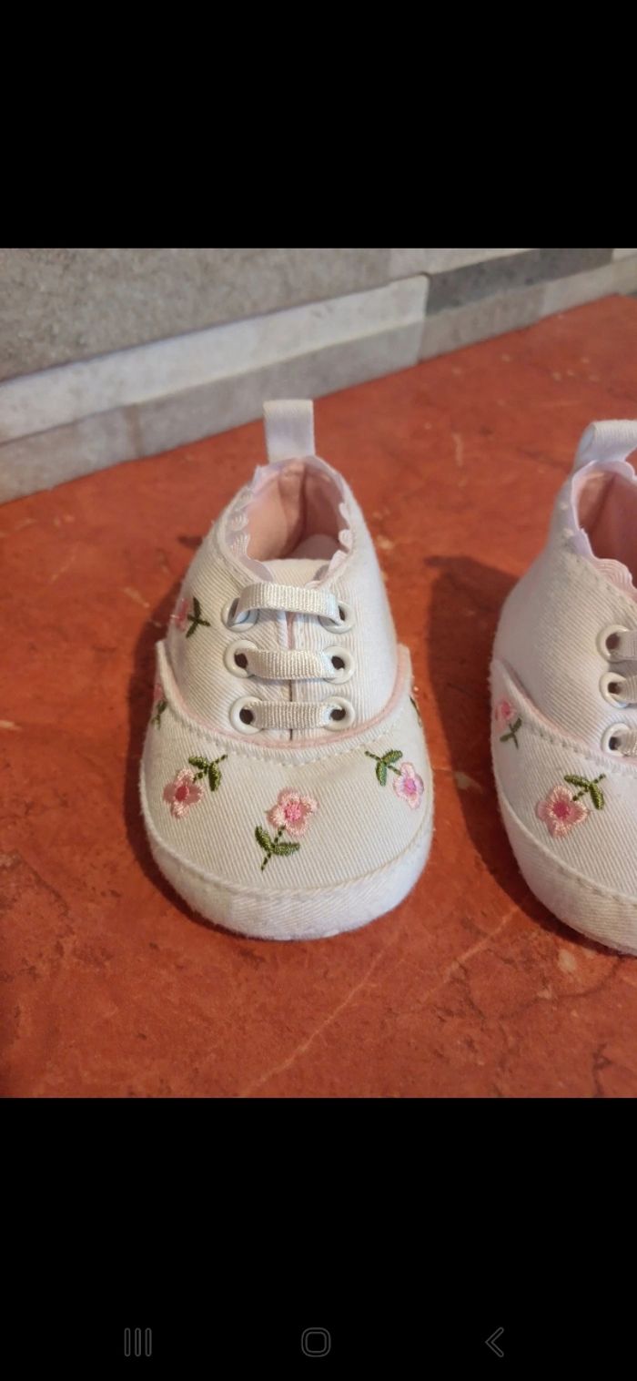 Chaussures bébé taille 6 / 9 mois - photo numéro 2