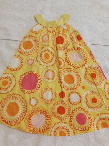 Robe pour fille doubler jaune avec fleur rouge marque cosmic  .zoo taille 5 ans 108 cm voir photos elle est magnifique pour l'été