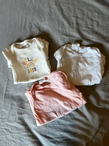 🌈 Lot 3 bodies manches courtes 1M – Blanc, Rose & Arc-en-ciel