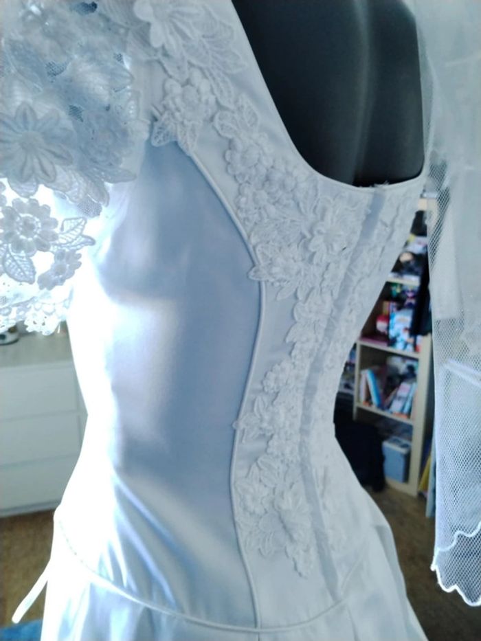 Robe de mariée chic et sophistiquée complicité la fête TBE avec accessoires - photo numéro 8