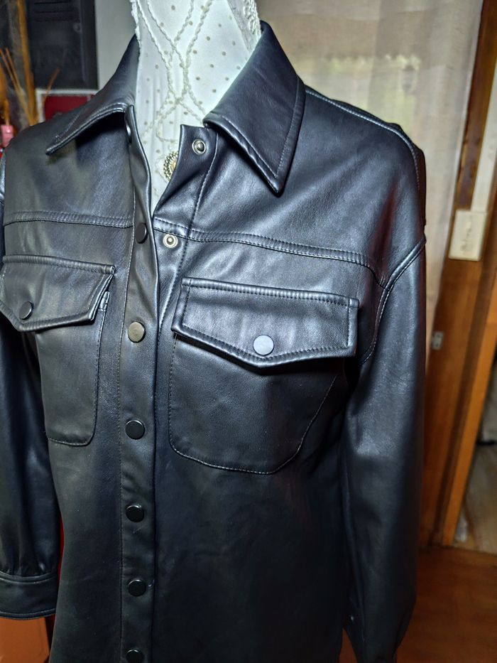 Veste chemise similicuir en très bon état - photo numéro 3