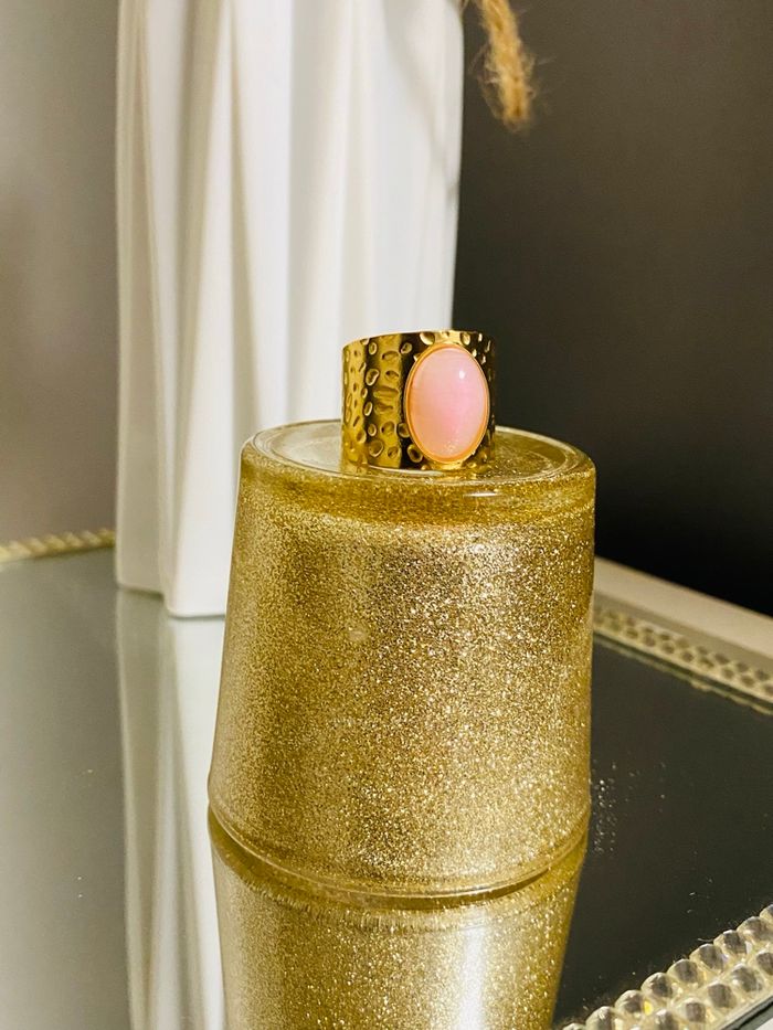 Bague épaisse martelée doré pierre nuage rose acier inoxydable - photo numéro 4