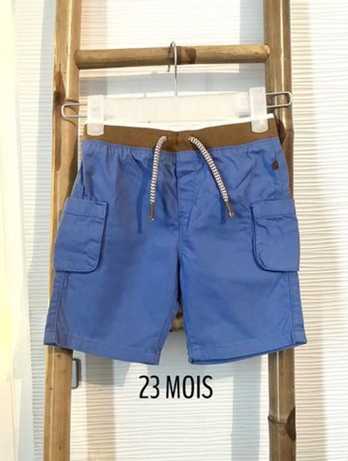 Short bleu taille 23 mois
