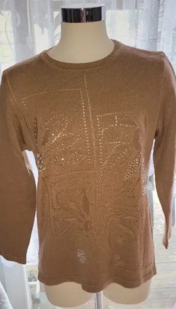 Pull marron à motifs ajourés – Élégance et confort
