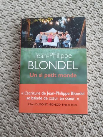 Livre " un si petit monde"