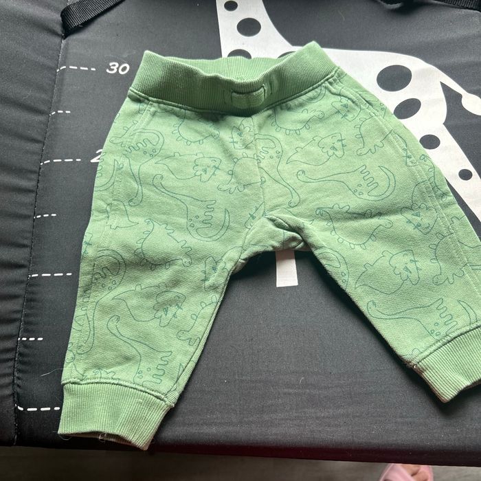 Vend vends pantalon pour bébé taille, c’est six mois