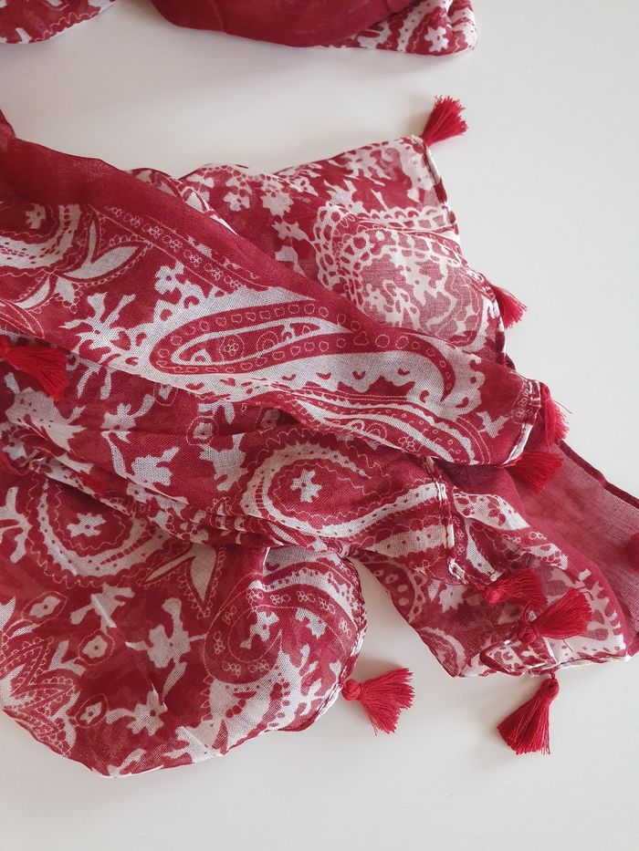 Foulard pompons bordeaux et blanc - photo numéro 4