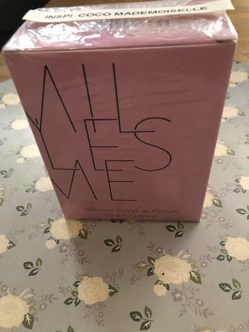 Parfum neuf 100 ml numéro 051