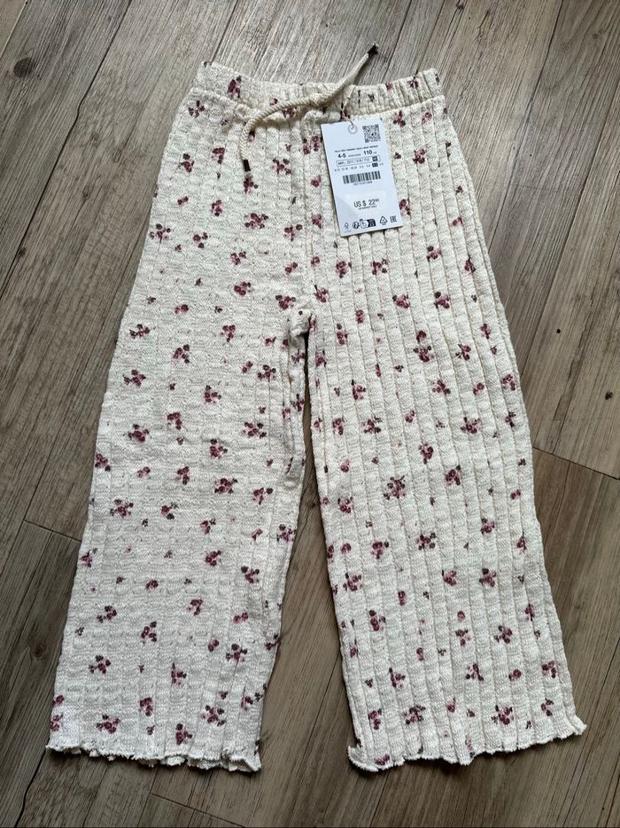 Pantalon beige à fleurs Zara 4/5 ans neuf