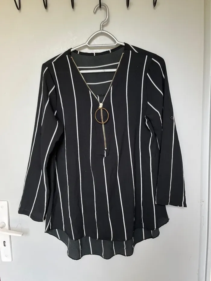 Blouse noire et blanche