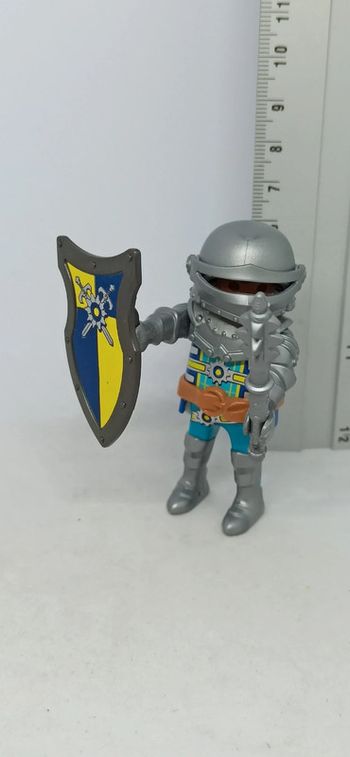 Homme chevalier avec bouclier bleu et jaune playmobil