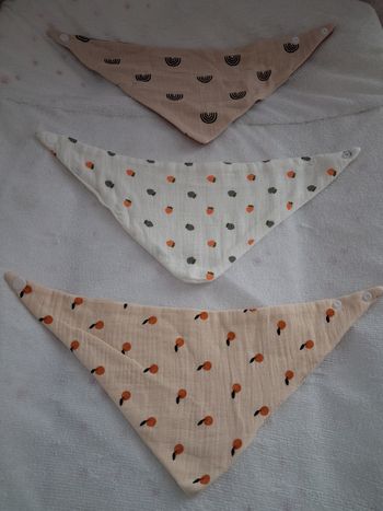 🚼3 bavoirs bandana Neuf gaze de coton fleuri
