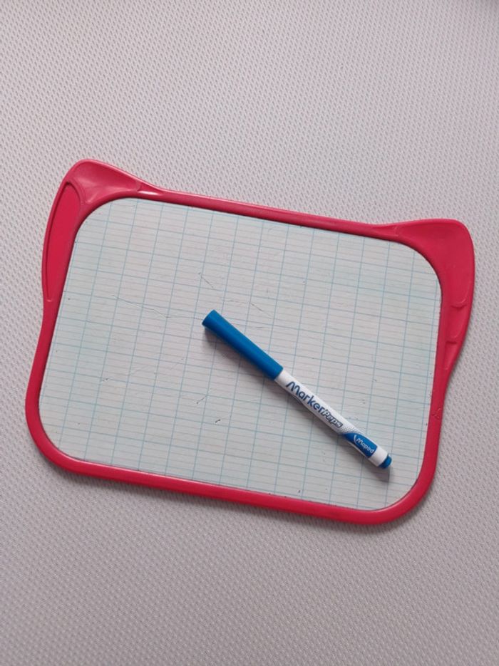 Ardoise blanche et feutre