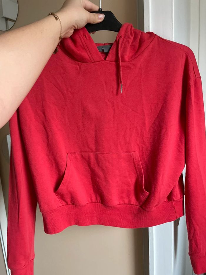 Sweat-shirt rouge à capuche - photo numéro 4
