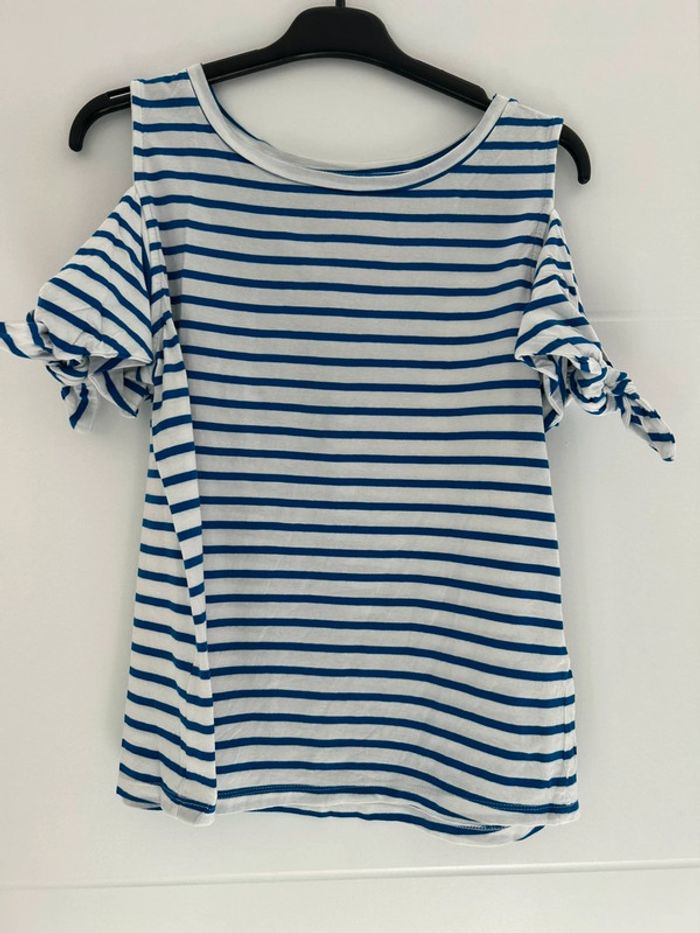 Haut rayé avec noeuds sur les bras