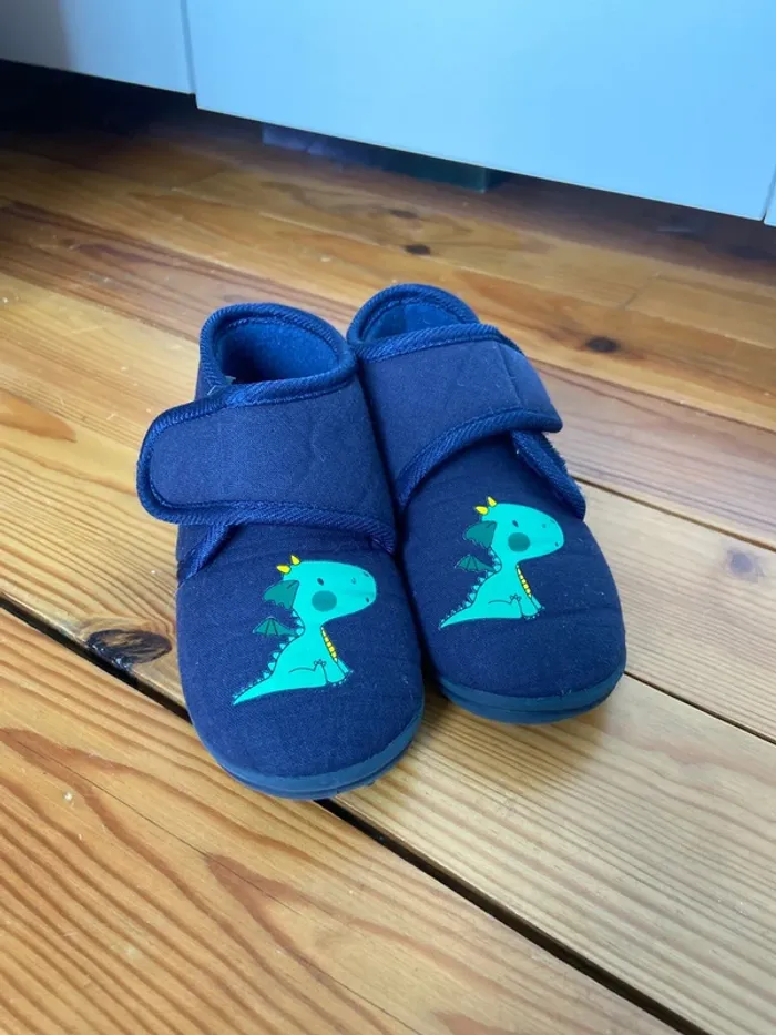 Chaussons dinosaures taille 25