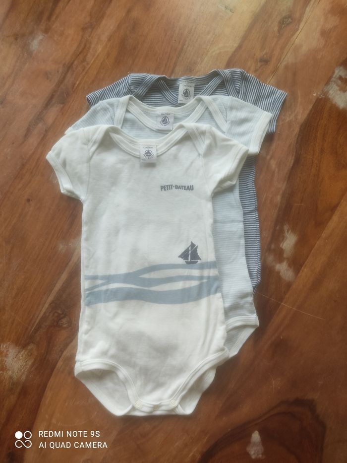 Lot bodies petit bateau 12mois - photo numéro 2