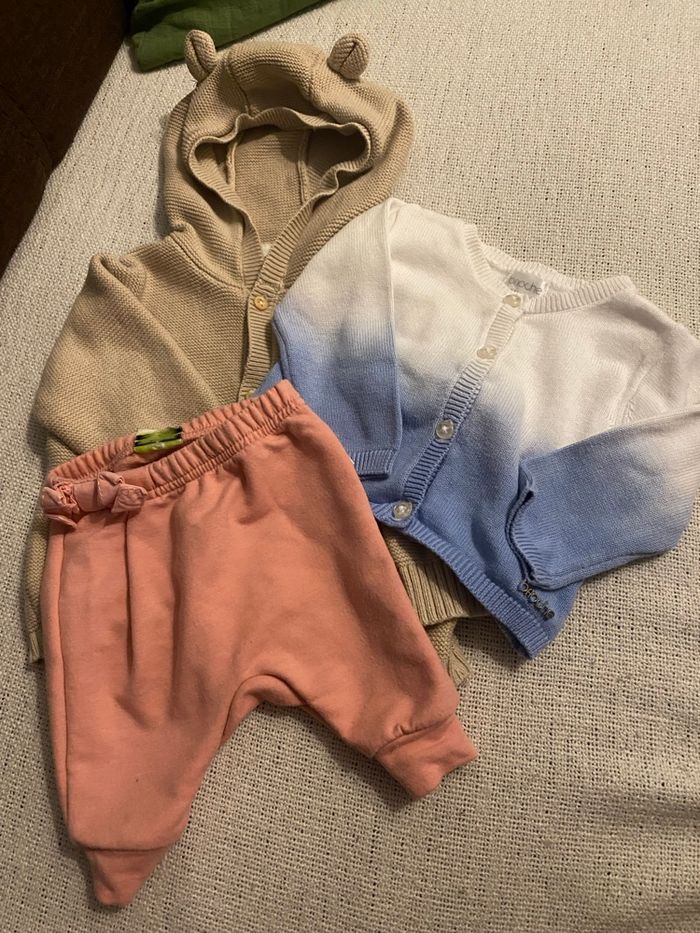 Lot de 2 gilets 1 pantalon TBE taille 1 mois