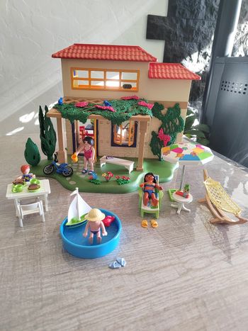 Maison de campagne playmobil et ses accessoires en très bon état