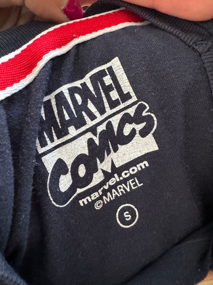 T-Shirt Marvel bleu marine avec bouclier en imprimé gaufré - photo numéro 6