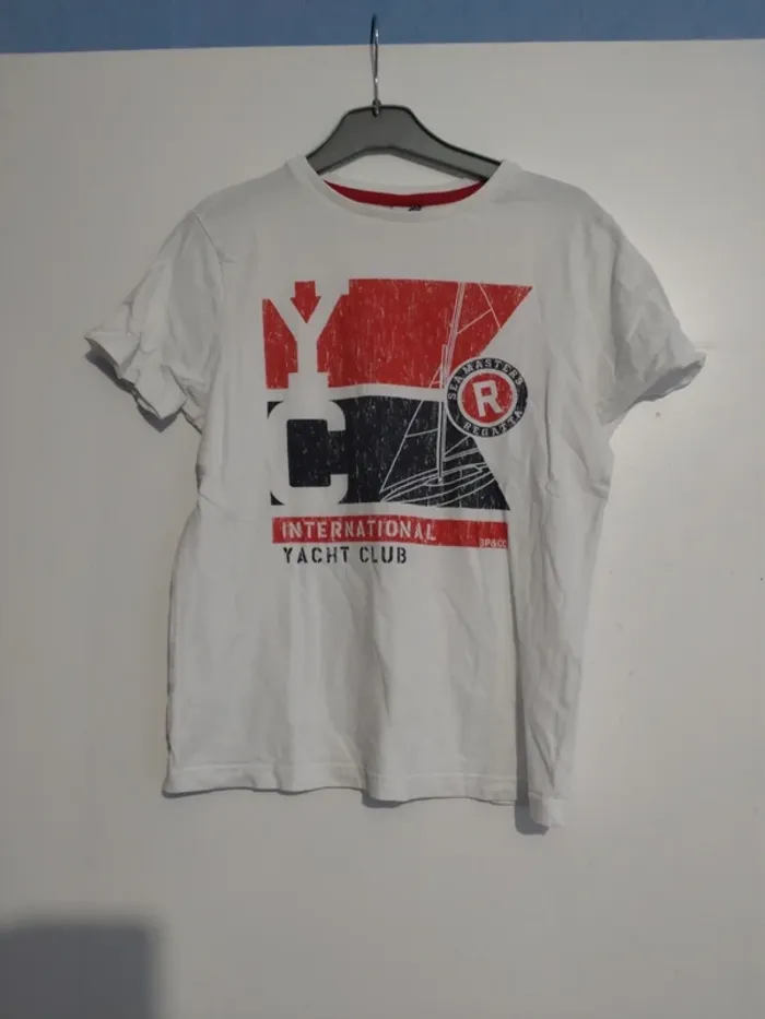 T shirt 3 pommes taille 9/10 ans
