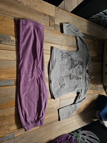 Pyjamas fille 2 pièces velours   taille 6 ans violetta disney