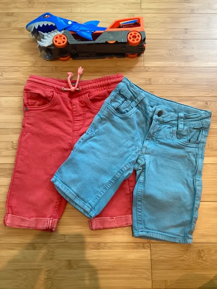 7 ans - Set de 2 shorts 1 rouge vif et 1 turquoise - taille correctement selon l'annonce