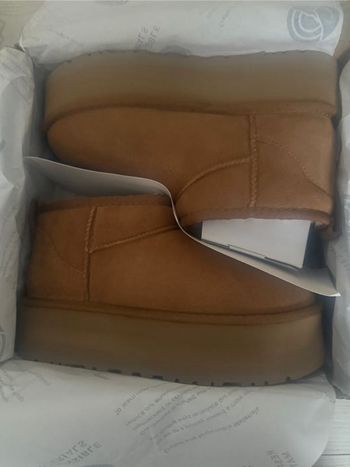 UGG neuve jamais porté taille 40