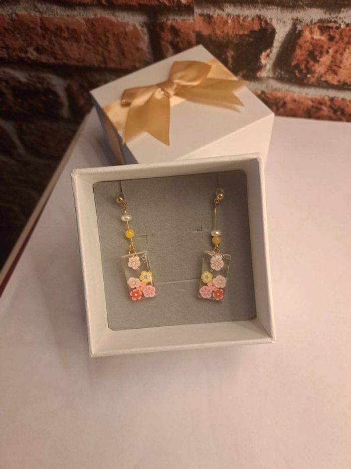 Boucles d'oreilles pendante en résine florale multicolore