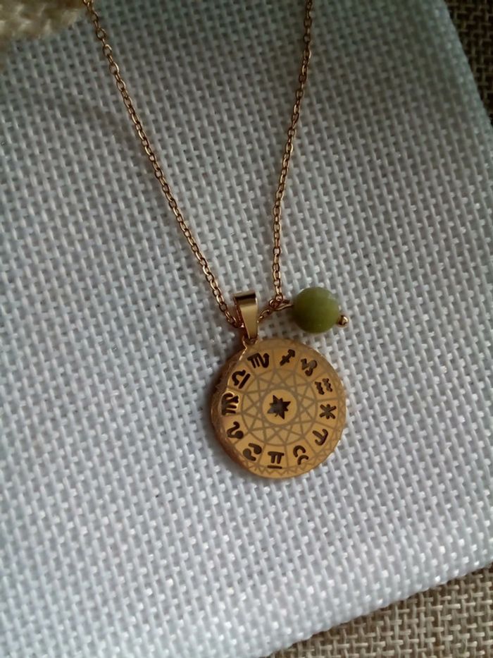 Collier astro et pierre de jade naturelle