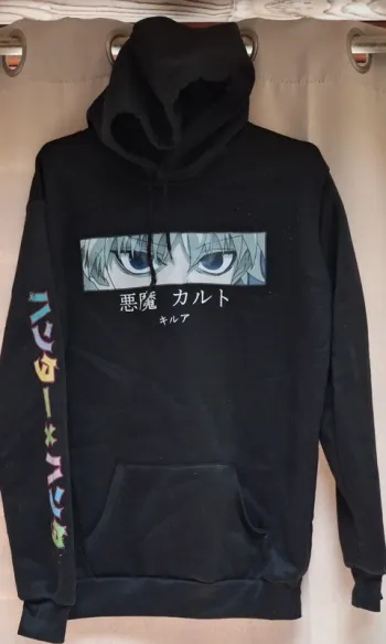 Sweat à capuche manga taille m en très bon état