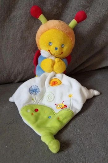 Doudou peluche Abeille avec mouchoirs Pommette