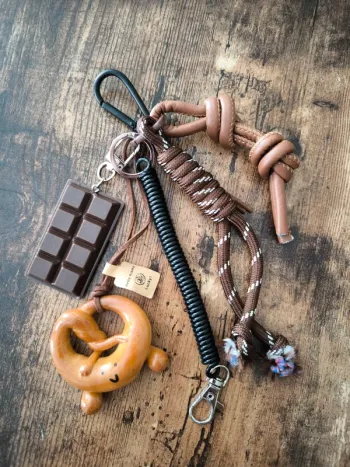 Porte clé ou bijou sac bretzel et barre chocolat neuf
