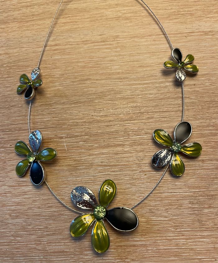 Collier fleurs vertes - photo numéro 3