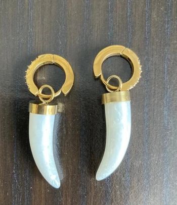 Boucles dorées et nacrées style dent