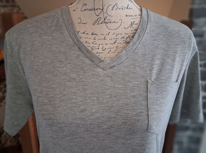 Long tee-shirt gris avec le col en V - photo numéro 2