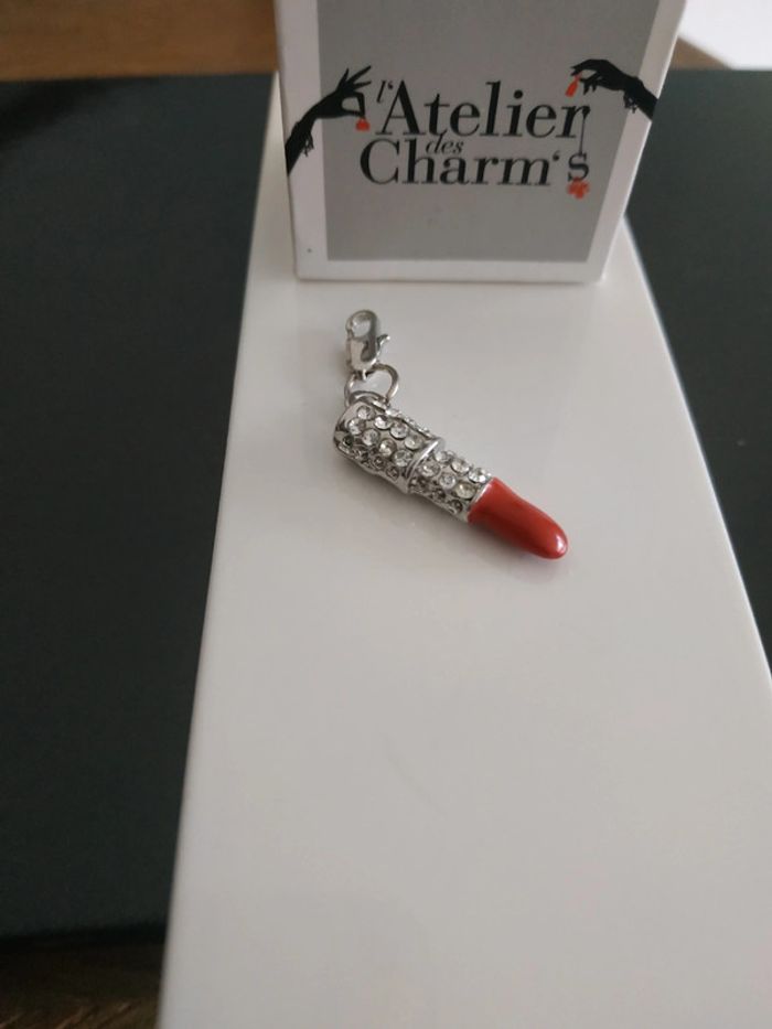 Pendentif rouge à lèvre rouge et strass - photo numéro 3