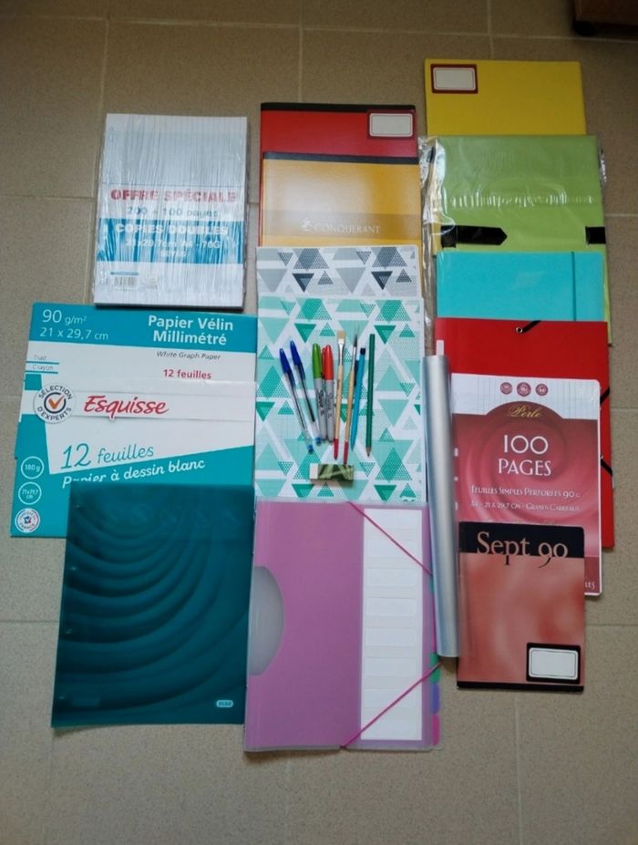 Lot de fournitures scolaires