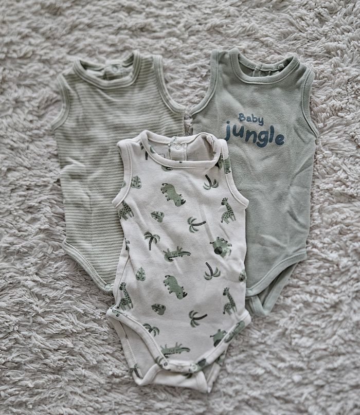 Lot 3 bodies sans manches 3 mois