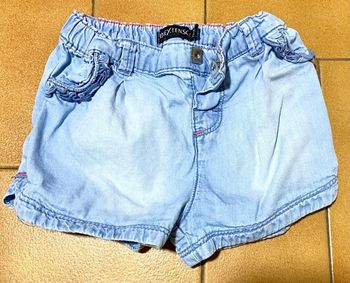 Short en jean couleur bleu clair taille 12 mois