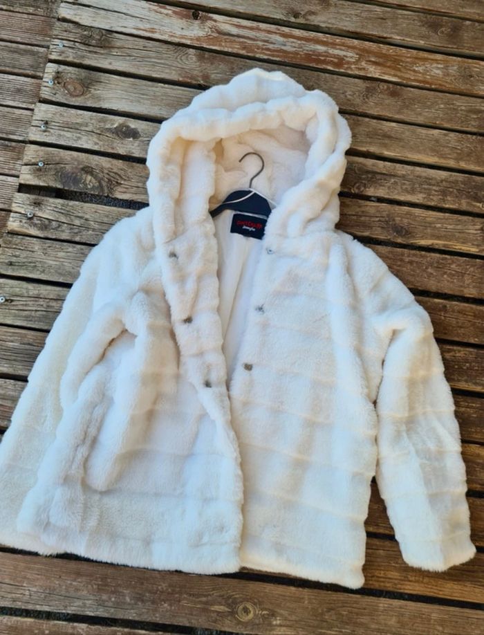 manteau d'hiver en fausse fourrure blanche de la marque Jennyfer.