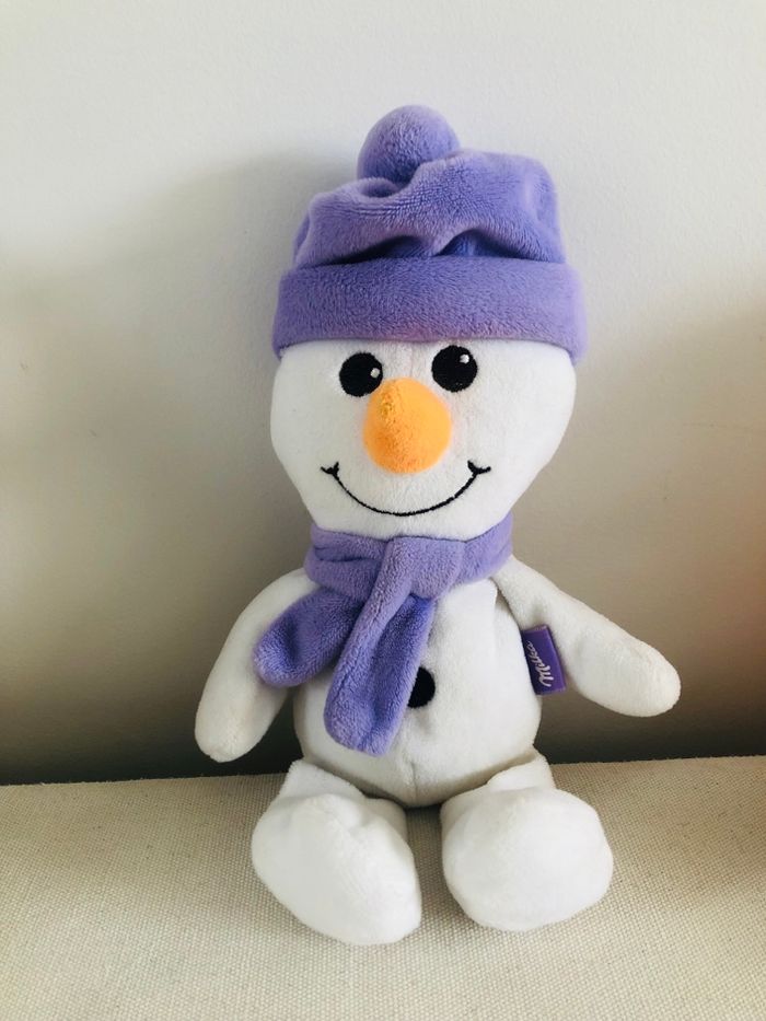 Peluche bonhomme de neige milka bonnet violet