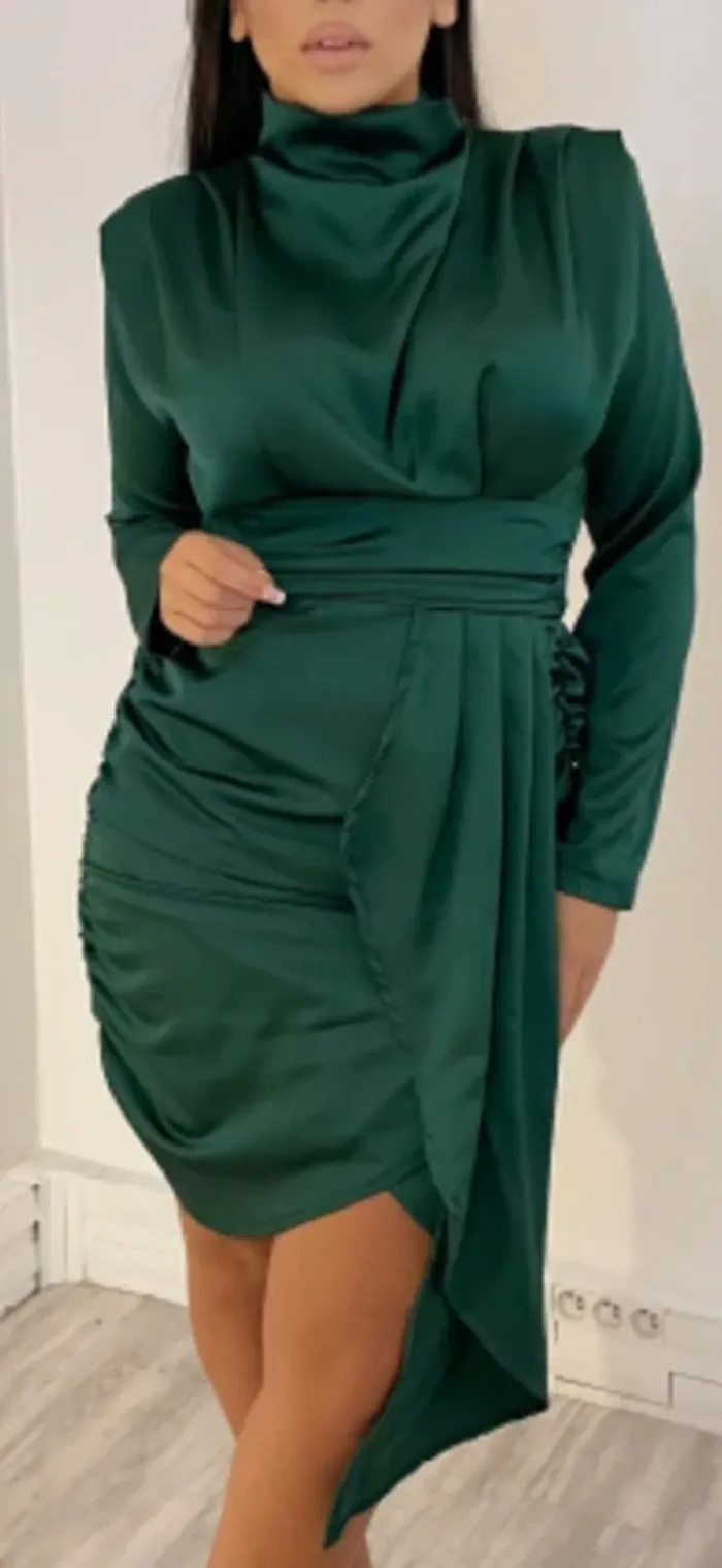 Robe en satin vert drapée - photo numéro 2